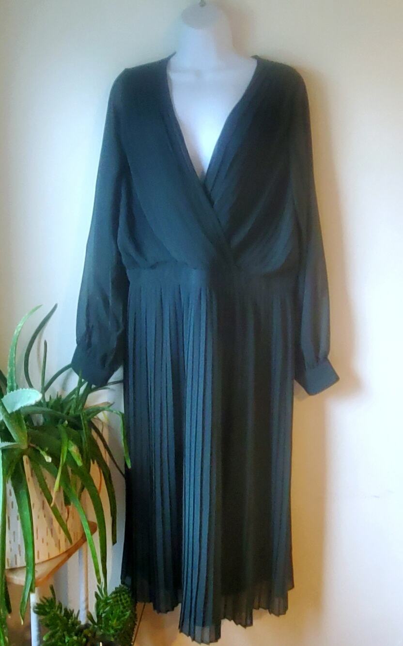 Banana Republic NWT Womens Dark Green VNeck Pleated Midi Dress Size L Classy
